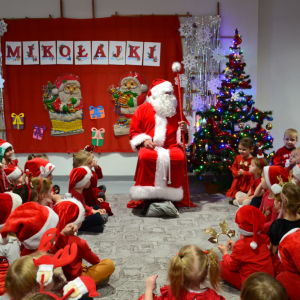 Spotkanie przedszkolaków ze Świętym Mikołajem.
