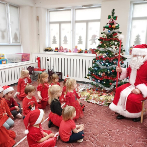 Spotkanie przedszkolaków ze Świętym Mikołajem.