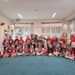 Spotkanie przedszkolaków ze Świętym Mikołajem.