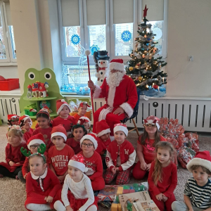 Spotkanie przedszkolaków ze Świętym Mikołajem.