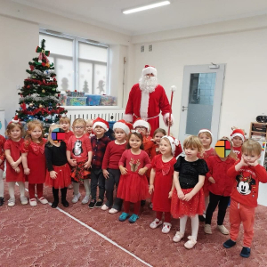 Spotkanie przedszkolaków ze Świętym Mikołajem.