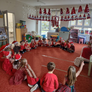 Spotkanie przedszkolaków ze Świętym Mikołajem.