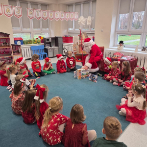 Spotkanie przedszkolaków ze Świętym Mikołajem.