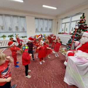 Spotkanie przedszkolaków ze Świętym Mikołajem.