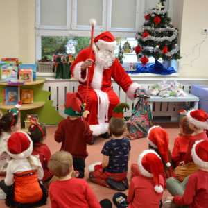 Spotkanie przedszkolaków ze Świętym Mikołajem.