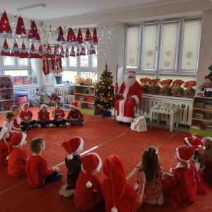 Spotkanie przedszkolaków ze Świętym Mikołajem.