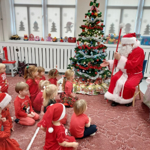 Spotkanie przedszkolaków ze Świętym Mikołajem.