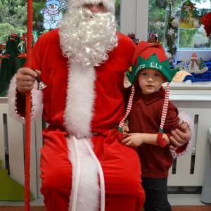 Spotkanie przedszkolaków ze Świętym Mikołajem.