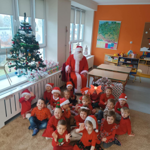 Spotkanie przedszkolaków ze Świętym Mikołajem.