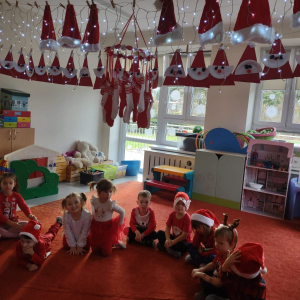 Spotkanie przedszkolaków ze Świętym Mikołajem.