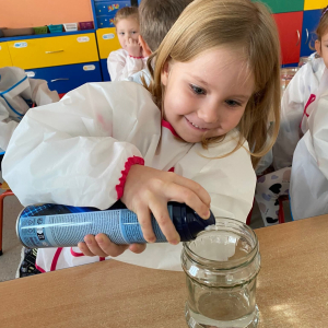 Eksperyment pt. ,,Kolorowy deszcz” .