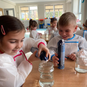 Eksperyment pt. ,,Kolorowy deszcz” .