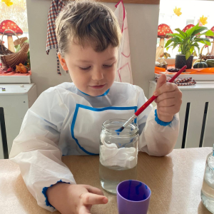 Eksperyment pt. ,,Kolorowy deszcz” .