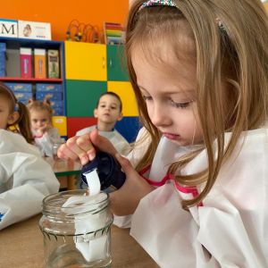 Eksperyment pt. ,,Kolorowy deszcz” .