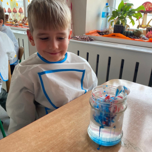 Eksperyment pt. ,,Kolorowy deszcz” .