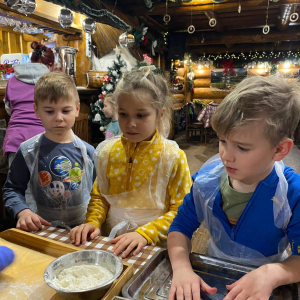 Przedszkolaki z grupy Żabki uczestniczą w warsztatach piernikowych.