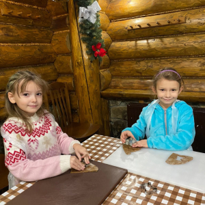 Przedszkolaki z grupy Żabki uczestniczą w warsztatach piernikowych.
