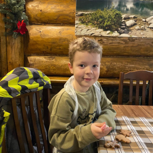 Przedszkolaki z grupy Żabki uczestniczą w warsztatach piernikowych.