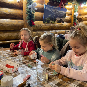 Przedszkolaki z grupy Żabki uczestniczą w warsztatach piernikowych.