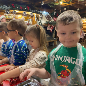 Przedszkolaki z grupy Żabki uczestniczą w warsztatach piernikowych.