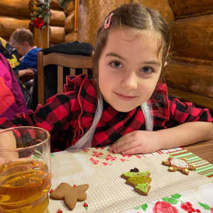 Przedszkolaki z grupy Żabki uczestniczą w warsztatach piernikowych.