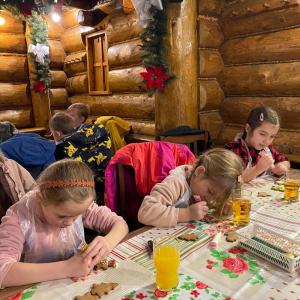 Przedszkolaki z grupy Żabki uczestniczą w warsztatach piernikowych.