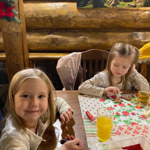 Przedszkolaki z grupy Żabki uczestniczą w warsztatach piernikowych.