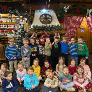 Przedszkolaki z grupy Żabki uczestniczą w warsztatach piernikowych.