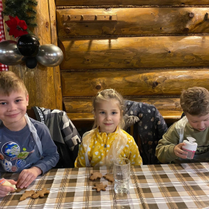 Przedszkolaki z grupy Żabki uczestniczą w warsztatach piernikowych.