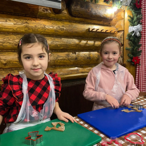 Przedszkolaki z grupy Żabki uczestniczą w warsztatach piernikowych.
