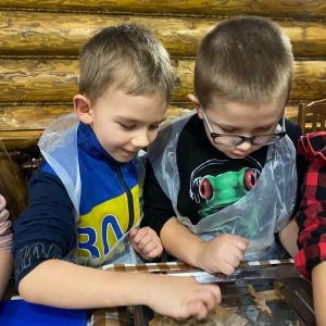 Przedszkolaki z grupy Żabki uczestniczą w warsztatach piernikowych.