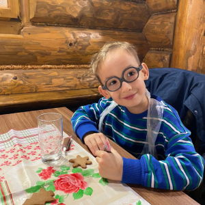 Przedszkolaki z grupy Żabki uczestniczą w warsztatach piernikowych.