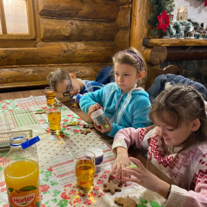 Przedszkolaki z grupy Żabki uczestniczą w warsztatach piernikowych.