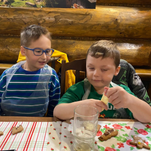 Przedszkolaki z grupy Żabki uczestniczą w warsztatach piernikowych.