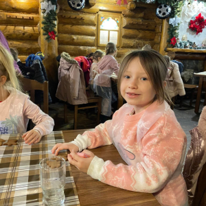 Przedszkolaki z grupy Żabki uczestniczą w warsztatach piernikowych.
