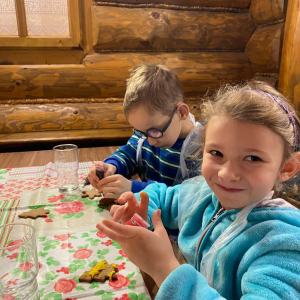 Przedszkolaki z grupy Żabki uczestniczą w warsztatach piernikowych.