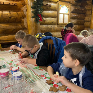 Przedszkolaki z grupy Żabki uczestniczą w warsztatach piernikowych.