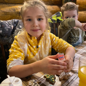 Przedszkolaki z grupy Żabki uczestniczą w warsztatach piernikowych.