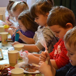 Dzieci z grup Muchomorki i Słoneczka biorą udział w magicznych warsztatach świątecznych, pełnych radości i bożonarodzeniowej atmosfery.