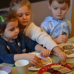 Dzieci z grup Muchomorki i Słoneczka biorą udział w magicznych warsztatach świątecznych, pełnych radości i bożonarodzeniowej atmosfery.
