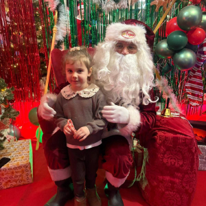 Dzieci z grup Muchomorki i Słoneczka biorą udział w magicznych warsztatach świątecznych, pełnych radości i bożonarodzeniowej atmosfery.