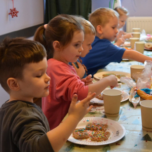 Dzieci z grup Muchomorki i Słoneczka biorą udział w magicznych warsztatach świątecznych, pełnych radości i bożonarodzeniowej atmosfery.
