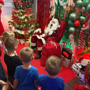Dzieci z grup Muchomorki i Słoneczka biorą udział w magicznych warsztatach świątecznych, pełnych radości i bożonarodzeniowej atmosfery.