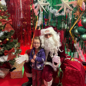 Dzieci z grup Muchomorki i Słoneczka biorą udział w magicznych warsztatach świątecznych, pełnych radości i bożonarodzeniowej atmosfery.