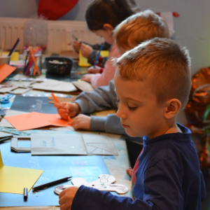 Dzieci z grup Muchomorki i Słoneczka biorą udział w magicznych warsztatach świątecznych, pełnych radości i bożonarodzeniowej atmosfery.