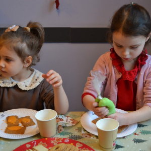 Dzieci z grup Muchomorki i Słoneczka biorą udział w magicznych warsztatach świątecznych, pełnych radości i bożonarodzeniowej atmosfery.
