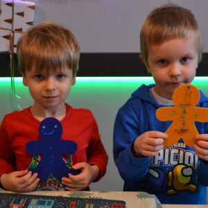 Dzieci z grup Muchomorki i Słoneczka biorą udział w magicznych warsztatach świątecznych, pełnych radości i bożonarodzeniowej atmosfery.