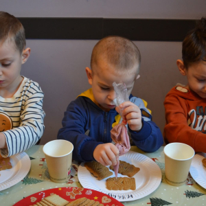 Dzieci z grup Muchomorki i Słoneczka biorą udział w magicznych warsztatach świątecznych, pełnych radości i bożonarodzeniowej atmosfery.