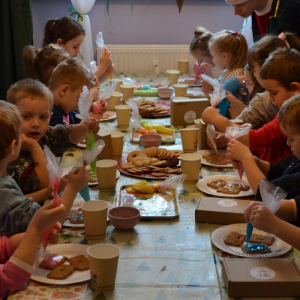 Dzieci z grup Muchomorki i Słoneczka biorą udział w magicznych warsztatach świątecznych, pełnych radości i bożonarodzeniowej atmosfery.
