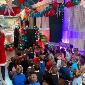 Dzieci z grup Muchomorki i Słoneczka biorą udział w magicznych warsztatach świątecznych, pełnych radości i bożonarodzeniowej atmosfery.